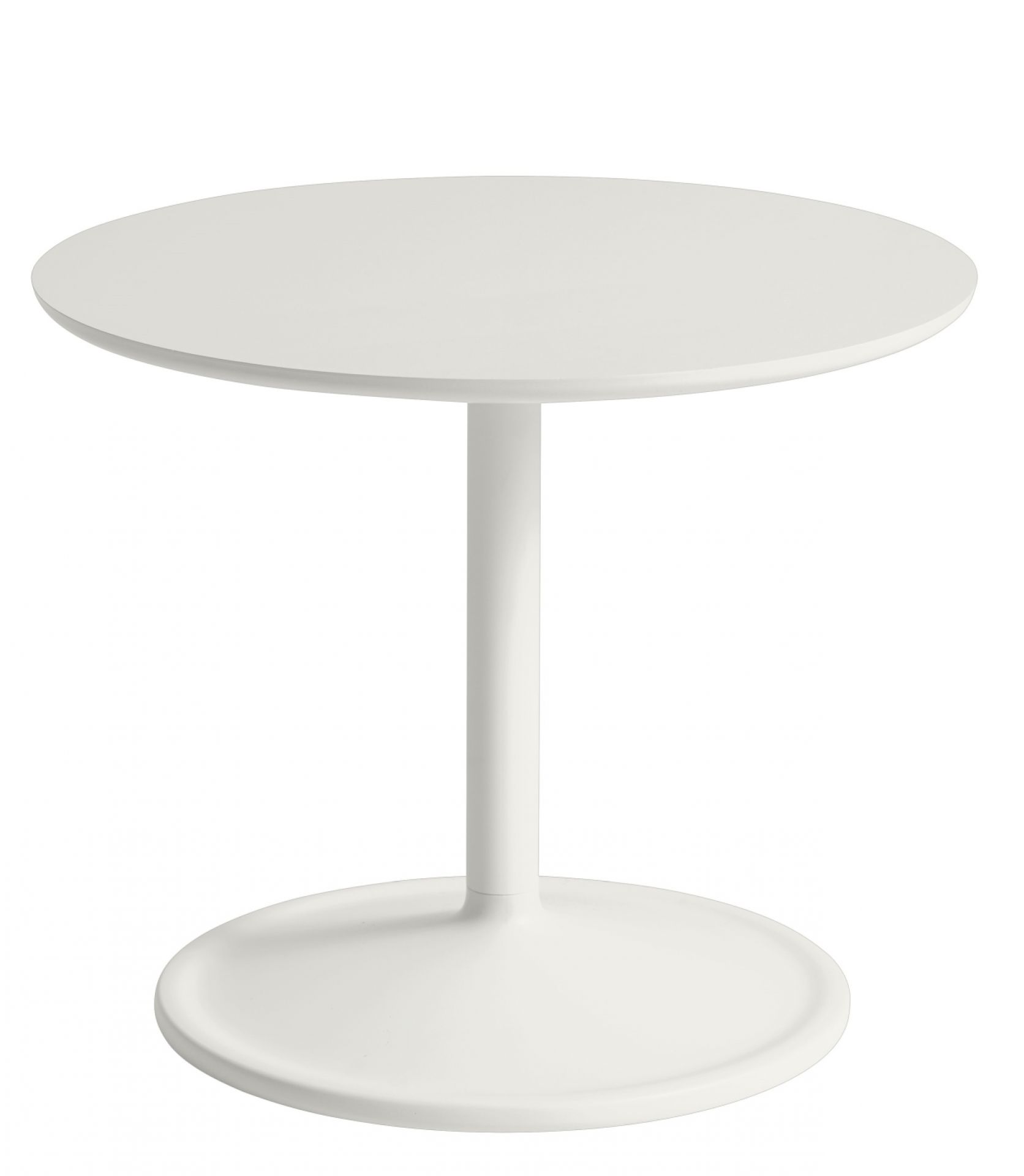 Weißer Muuto Soft Side Table Beistelltisch mit runder Tischplatte und Fuß auf weißem Hintergrund.