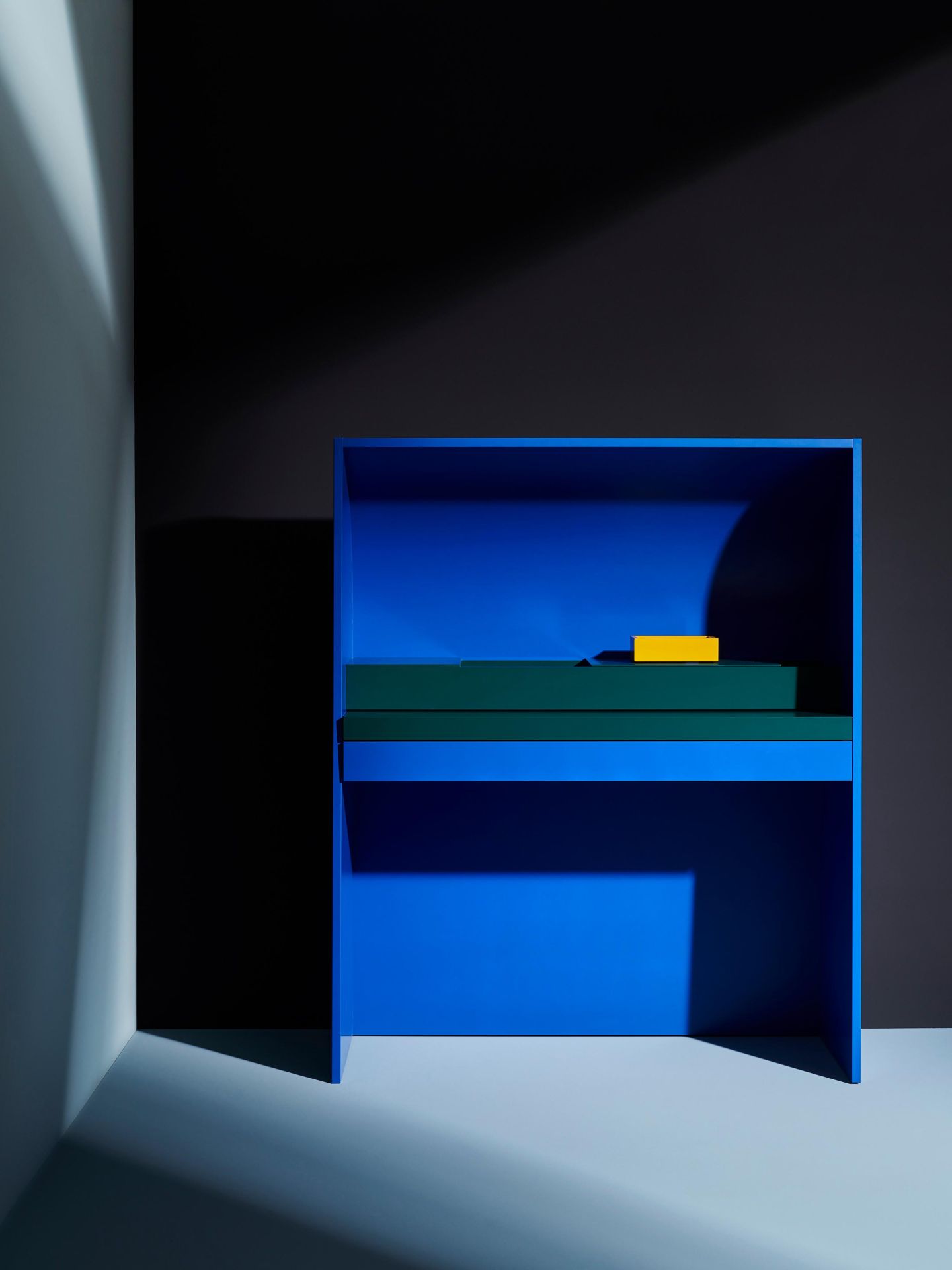 Blauer Schönbuch Akira Sekretär Schreibtisch mit Ablagefächern und farbigen Akzenten. Modernes Design für Büro und Zuhause.