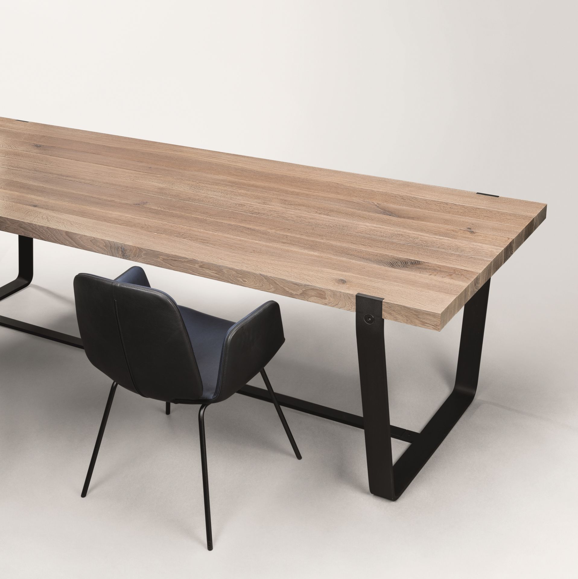 BB 11 Clamp Tisch von Janua aus geölter Eiche mit schwarzem Stahlgestell und Stuhl.