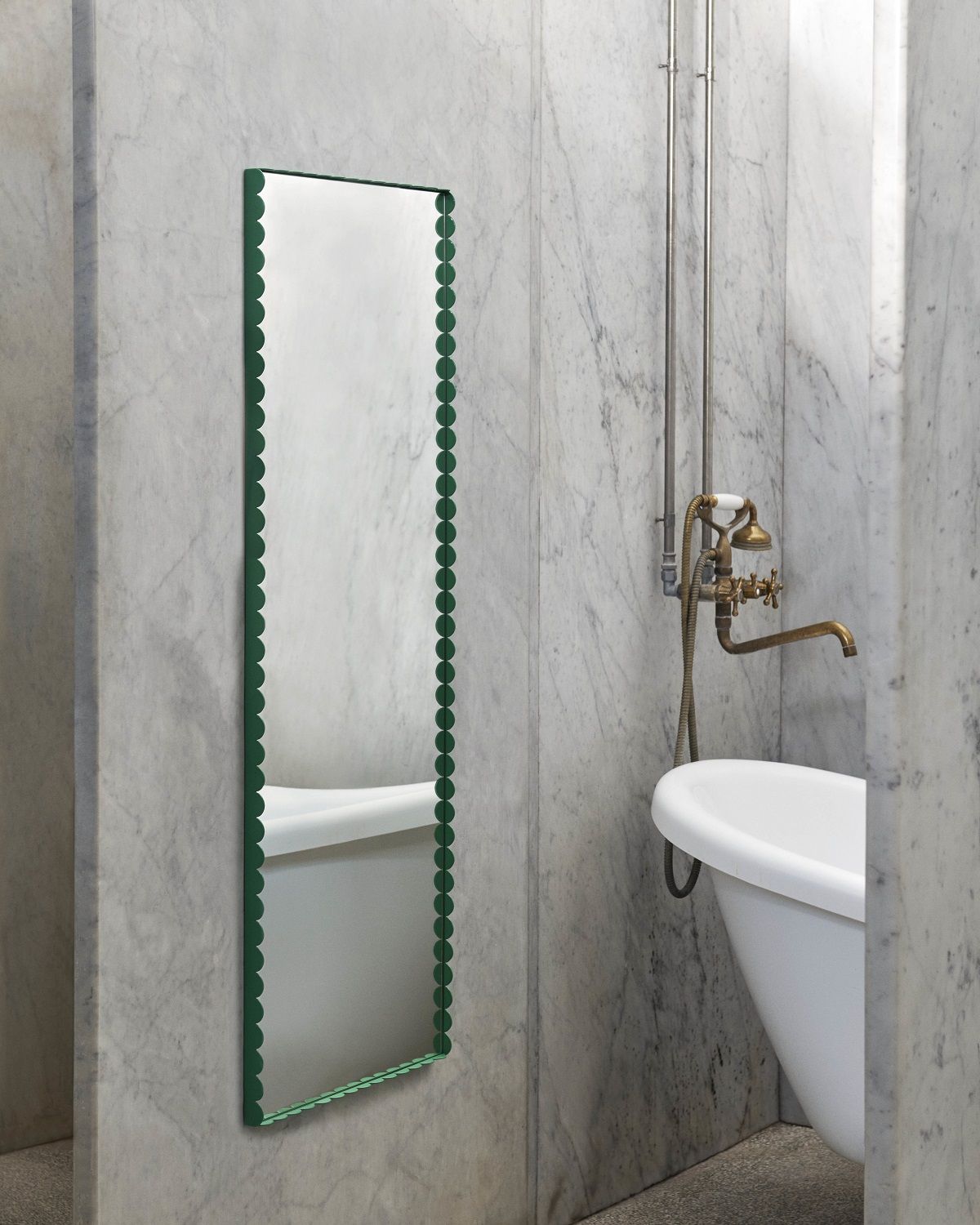 Rechteckiger Arcs Spiegel von Hay mit grünem Rahmen und wellenförmigem Design im Badezimmer.