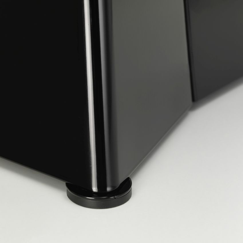Detailaufnahme vom Fuß des schwarzen Vitra Tabouret Métallique Hockers, der auf einem weißen Untergrund steht.