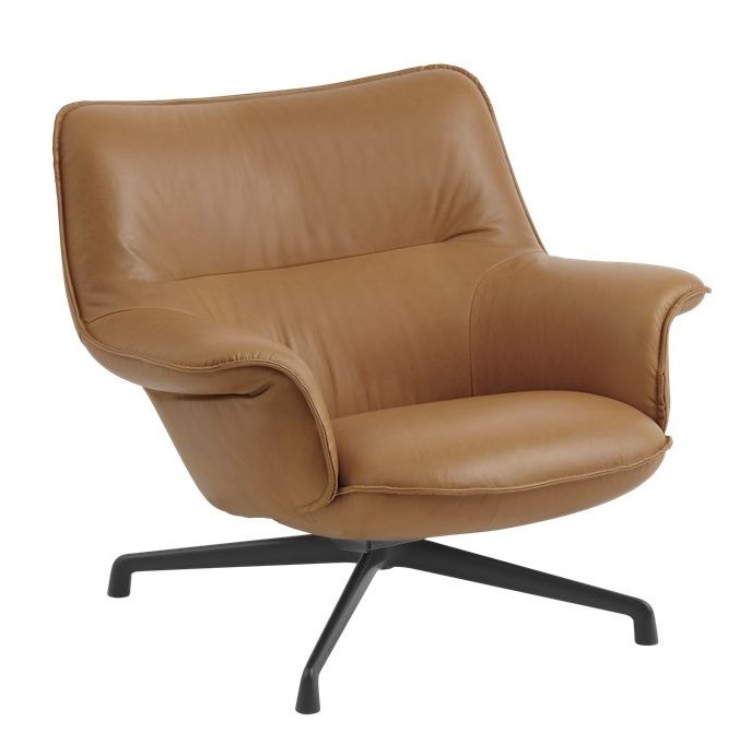 Muuto Doze Lounge Chair Low Sessel in braunem Leder mit schwarzem Drehfuß für Wohnzimmer.
