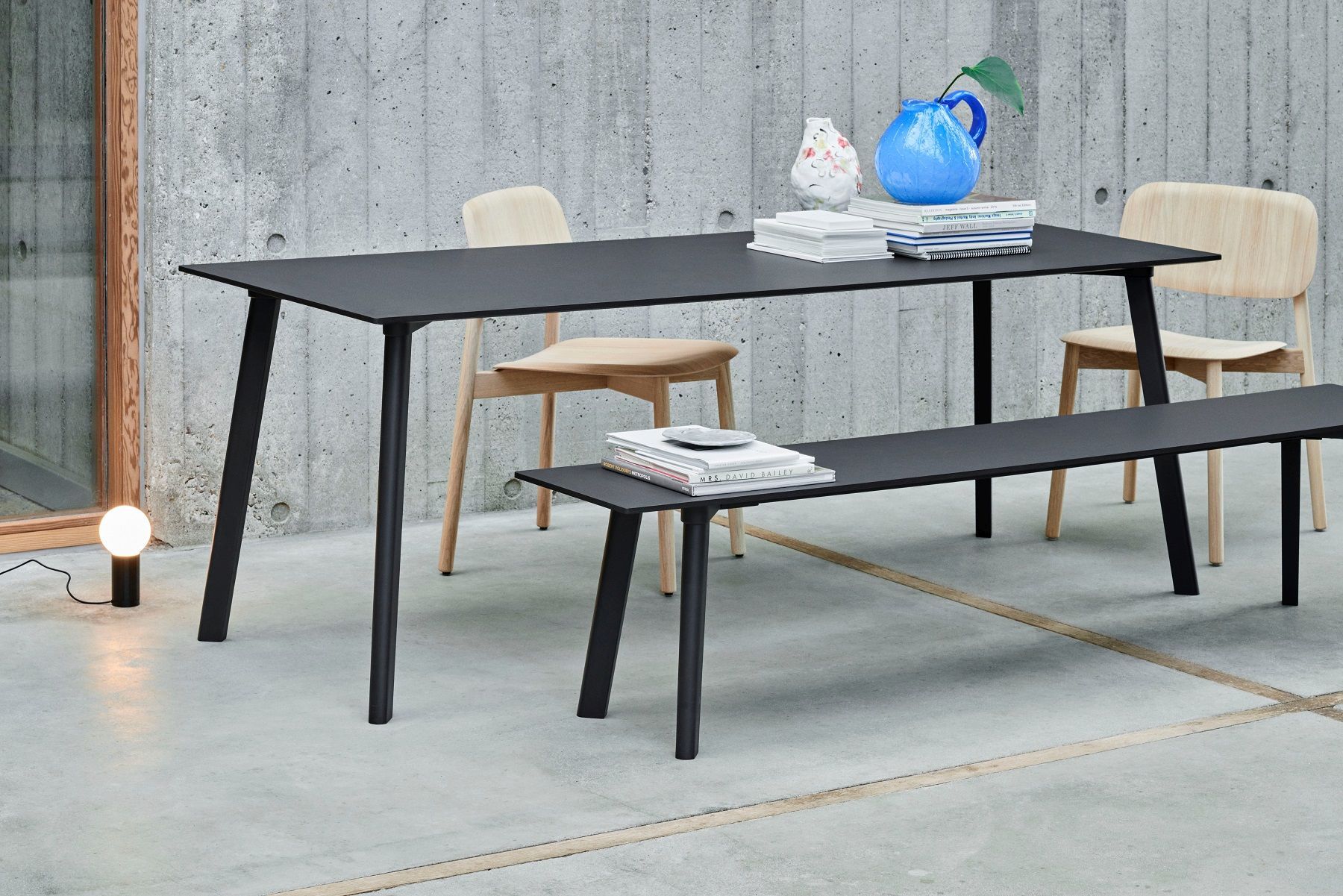 Schwarzer CPH Deux 210 Tisch von Hay, 200x75 cm, mit Stühlen und Bank im modernen Esszimmer.