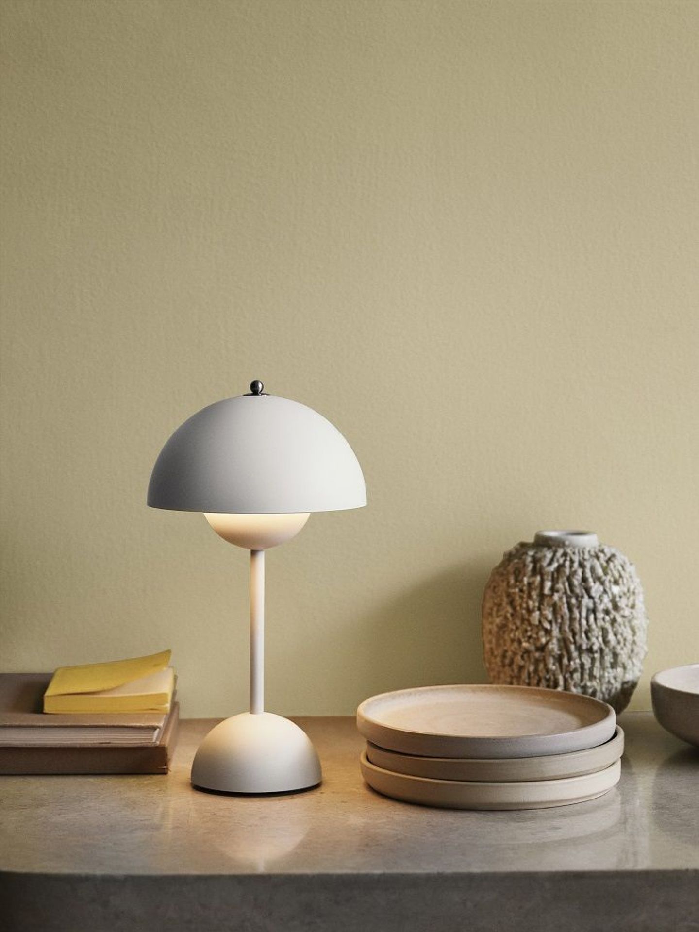 Bloempot VP9 Draagbare Oplaadbare Lamp / Tafellamp met USB Tangy Pink AndTradition UNIEK EXEMPLAAR