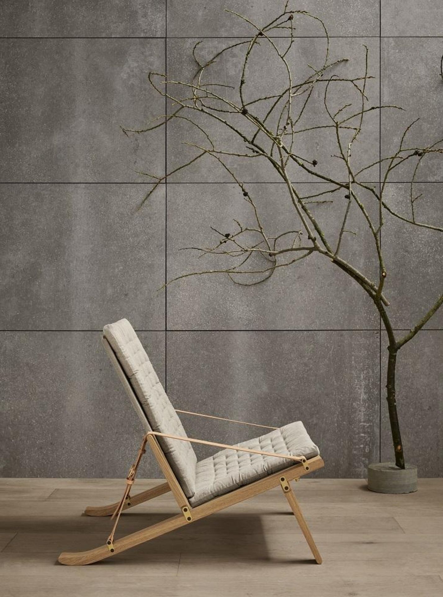 FK11 Plico Chair Sessel von Carl Hansen, helles Holzgestell mit grauem, gestepptem Stoffbezug.