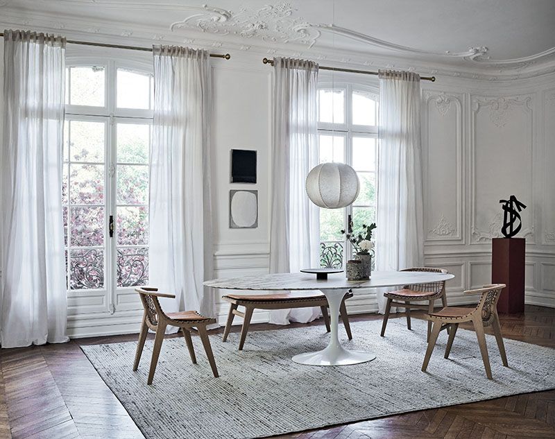 Esszimmer mit Klismos Stuhl von Knoll International in Natur, Holzstuhl mit Filzgleitern.