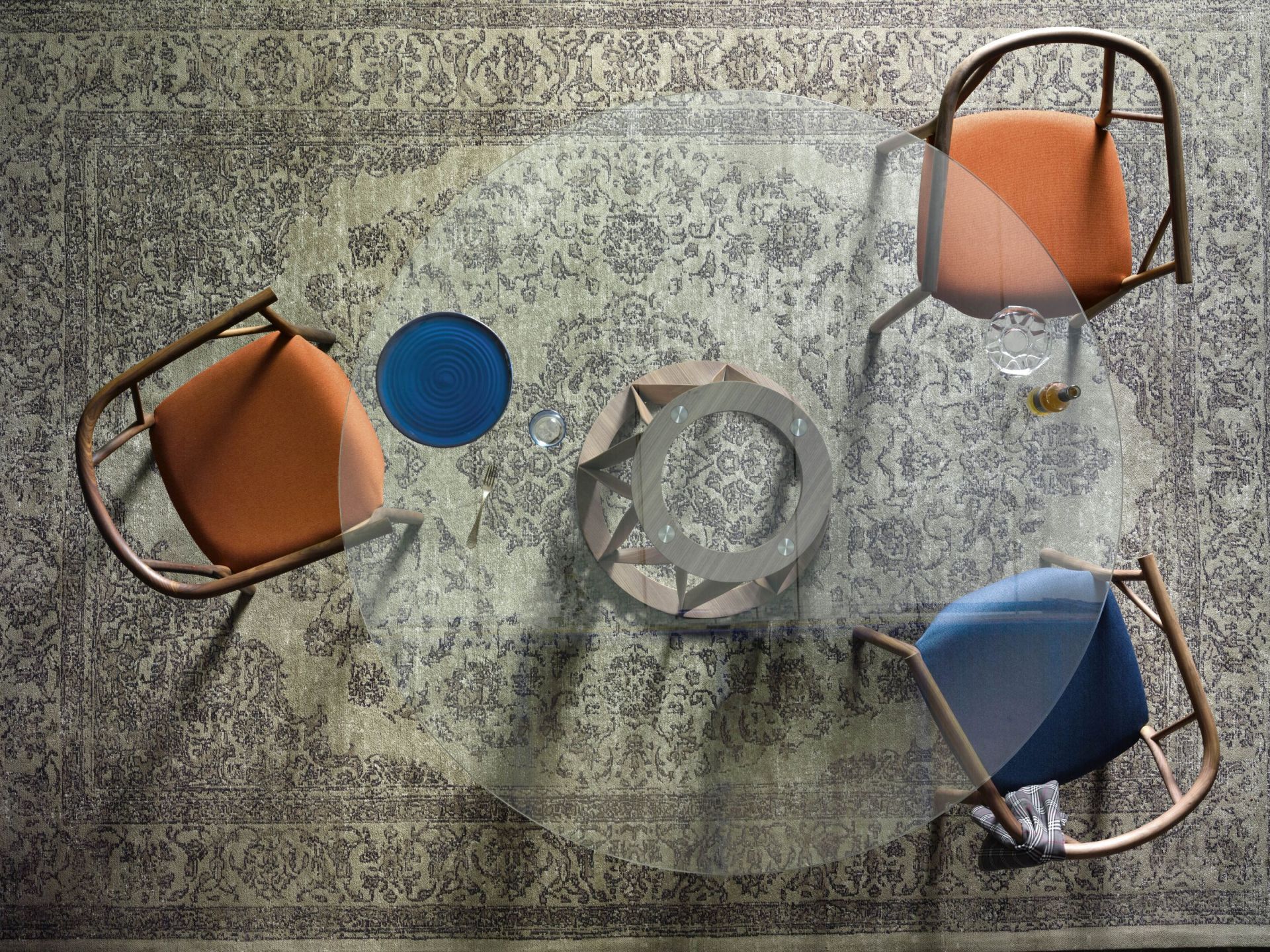 Draufsicht auf Acco Tisch Glas Miniforms mit Stühlen, Geschirr und Dekoration auf einem Teppich.