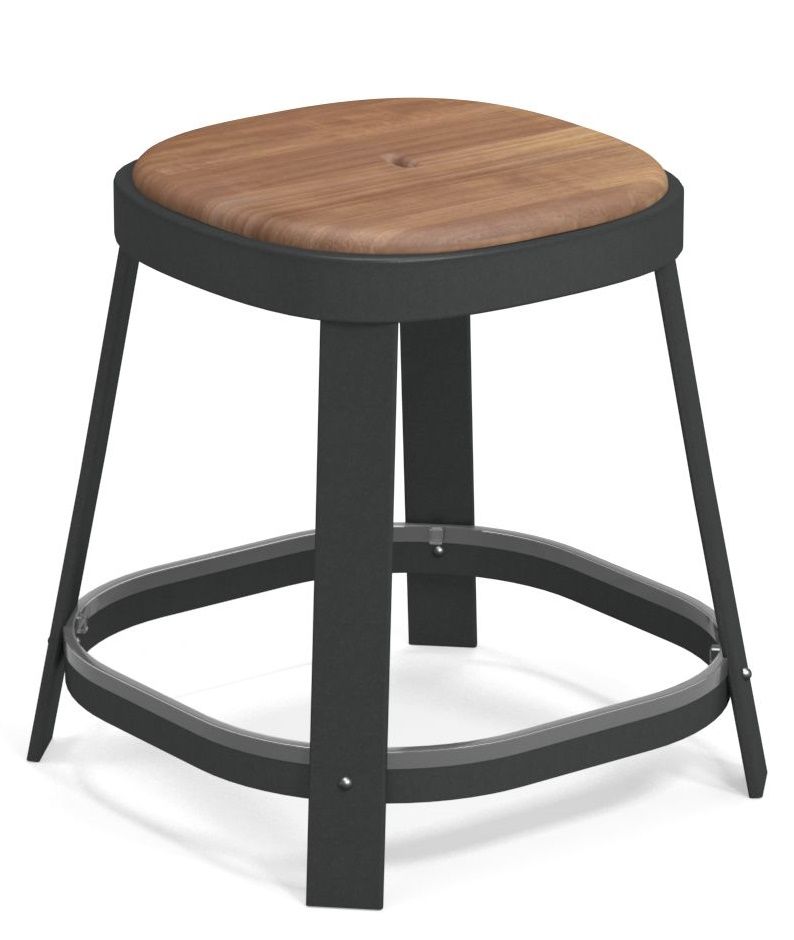 Thor Dining Stool: Niedriger Barhocker von Emu für den Außenbereich mit Holz-Sitzfläche und schwarzem Gestell.