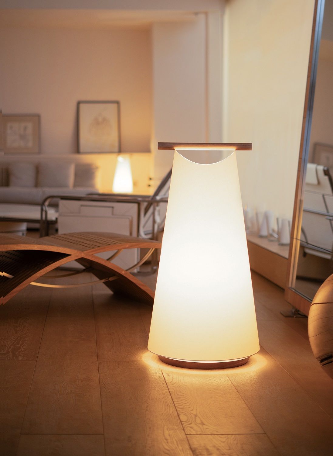 Catay Stehleuchte von Nomon, moderne Bodenlampe mit Kegelförmigem Schirm und warmem Licht im Wohnzimmer.