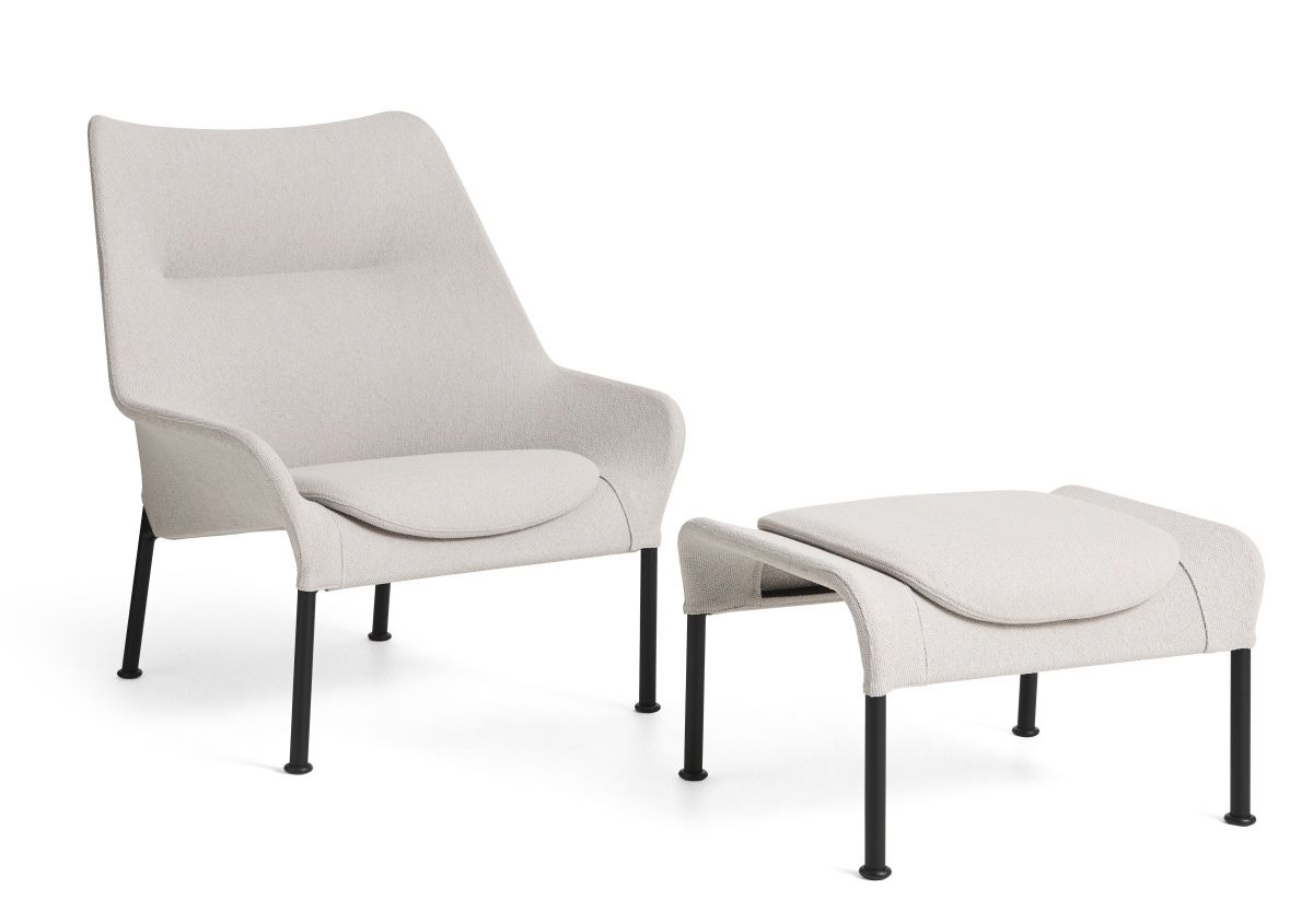 Heller Sessel mit hoher Rückenlehne und passendem Ottoman Hocker, moderne Wohnzimmermöbel.