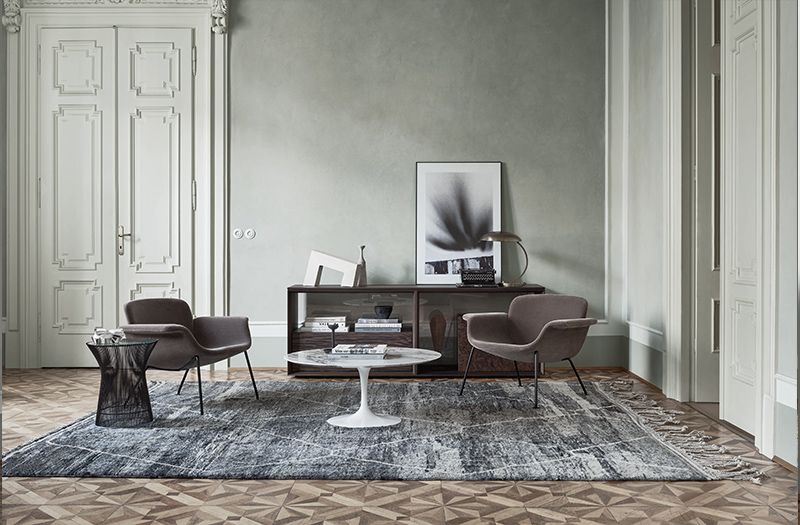 Grauer KN04 Stuhl von Knoll International in stilvollem Wohnzimmer mit Teppich und Tisch.