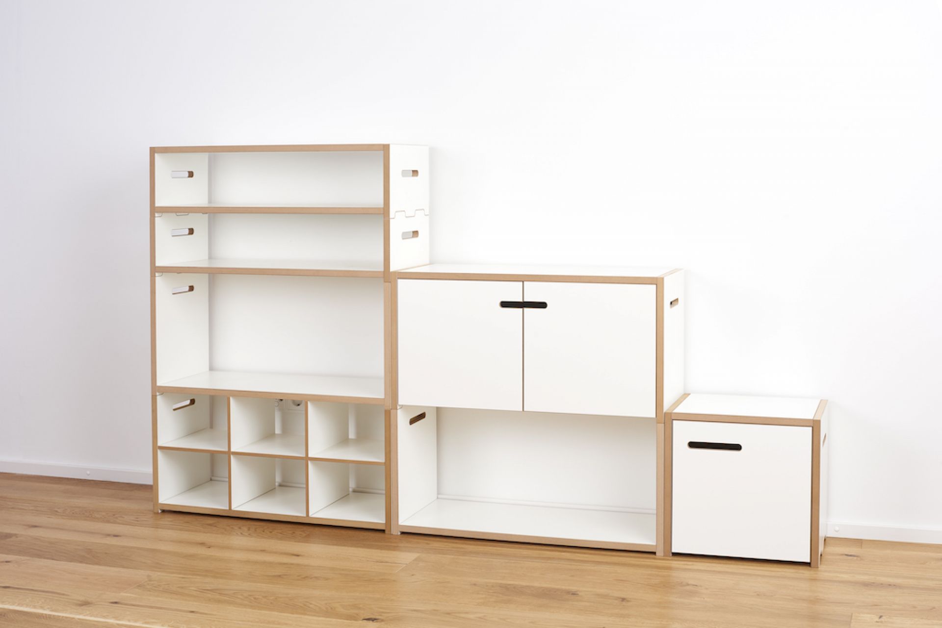 Tojo Halbstark Regalsystem: Weißes, modulares Regal mit Fächern, Schubladen und offenen Elementen für flexible Aufbewahrung.