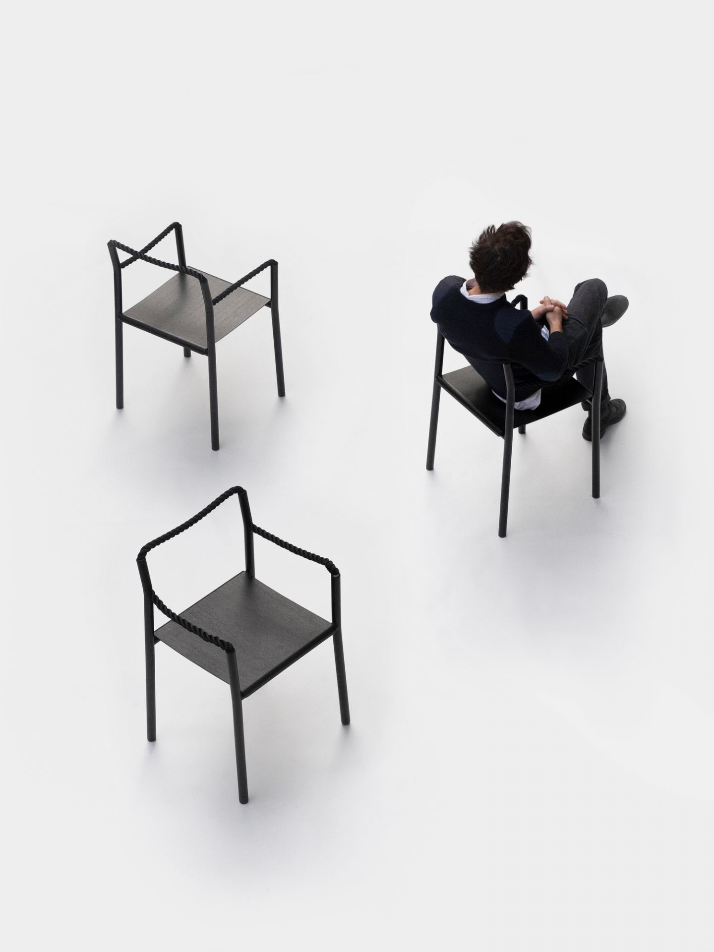 Drei Rope Chair Stühle von Artek, einer davon mit sitzender Person von oben fotografiert.