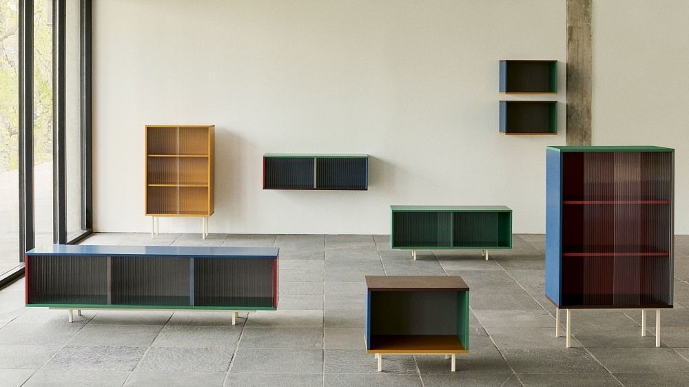 Mehrere Hay Colour Cabinets in verschiedenen Größen und Farben im minimalistischen Raum.