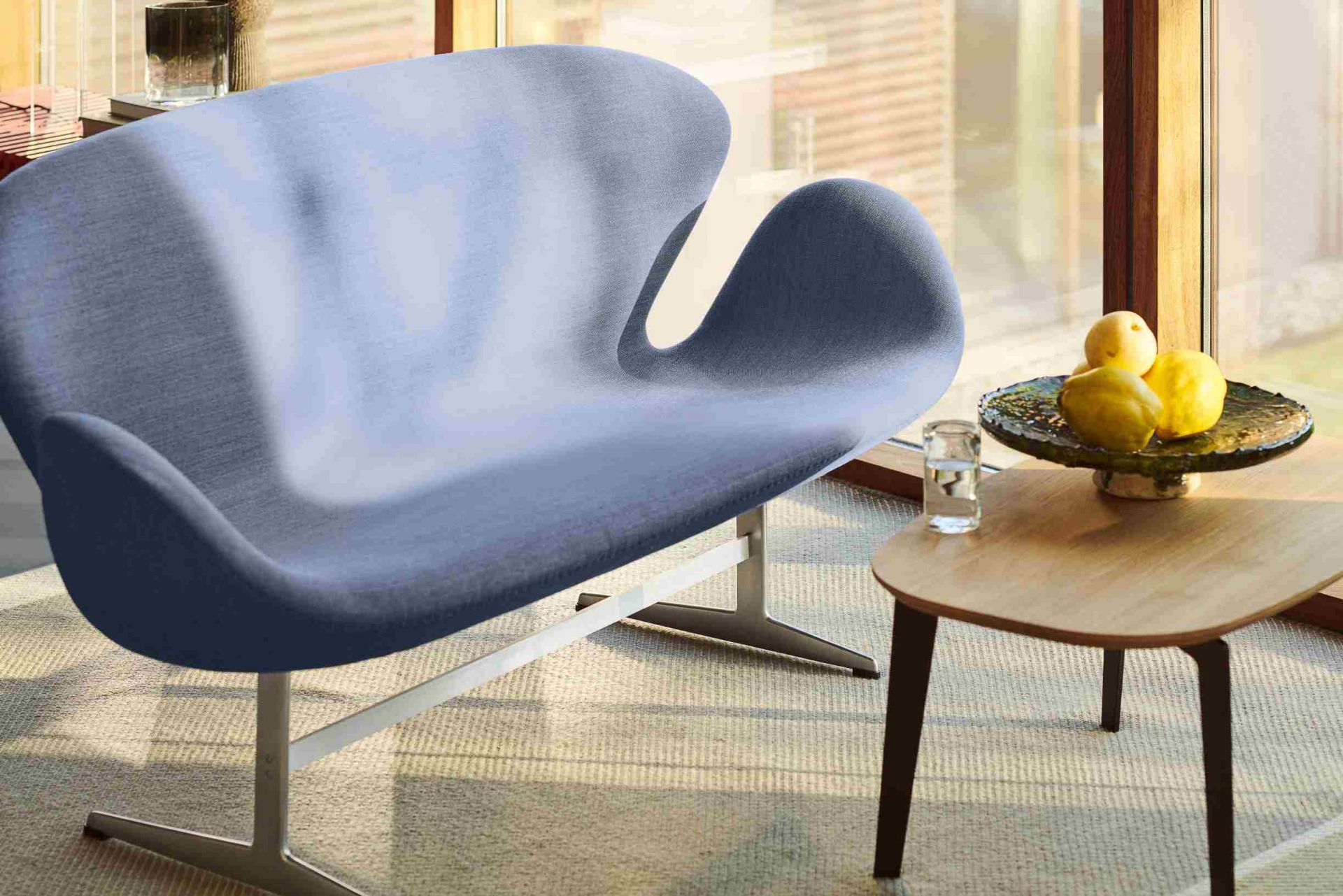 Nahaufnahme des blauen Swan Sofas von Fritz Hansen, ein Designklassiker mit einzigartiger Form und modernem Design.