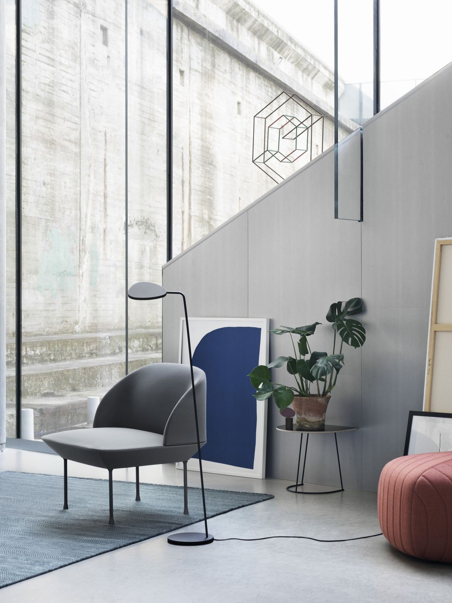 Moderne Leaf Floor Lamp Stehleuchte von Muuto in stilvollem Wohnambiente mit Sessel, Teppich und Dekoration.
