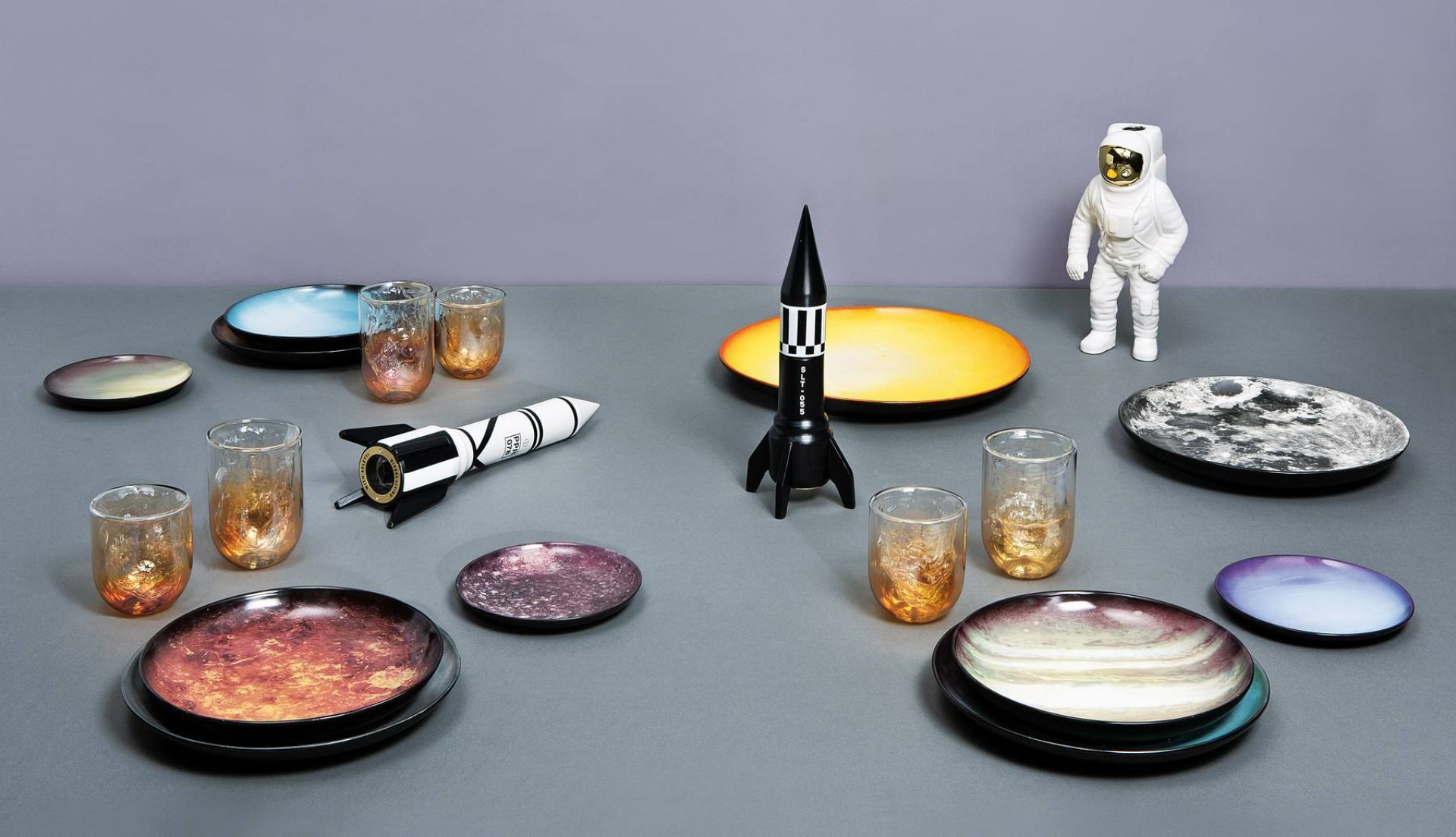 Produktfoto: Seletti Starman Vase Astronaut, Raketen und Planeten Geschirr für Tischdekoration im Weltraum Design.