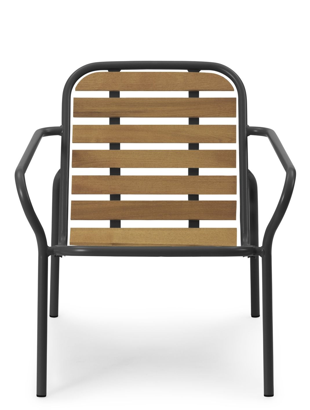 Vig Lounge Chair Wood Sessel Outdoor von Normann Copenhagen mit Holzlatten und grauem Metallgestell.