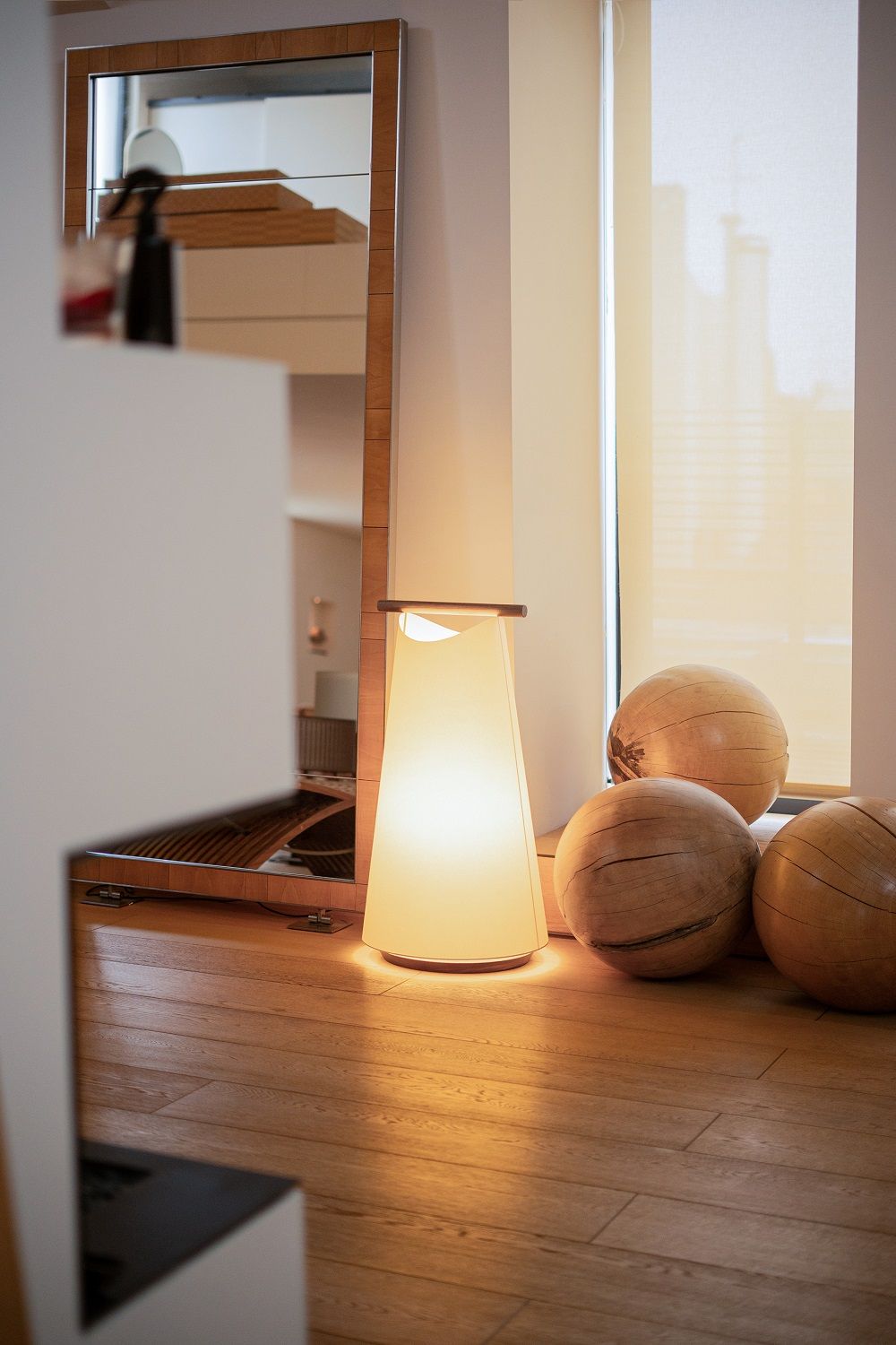 Catay Stehleuchte von Nomon, moderne Bodenlampe mit warmem Licht und Holzkugeln im Wohnzimmer.