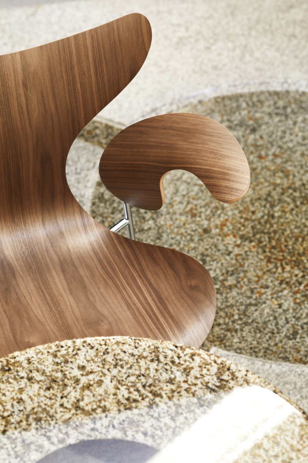 Detailaufnahme des Fritz Hansen Lily Armlehnstuhls 3208 aus Walnussholz, ein Designklassiker für modernes Wohnen.