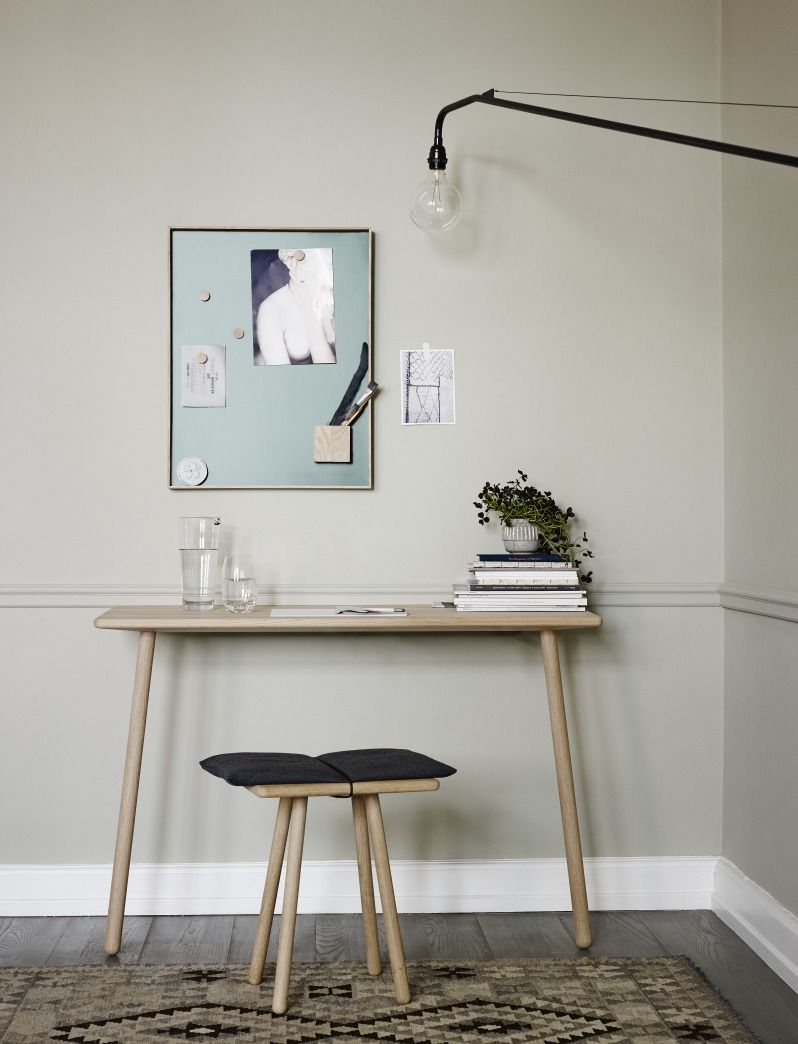Georg Wall Schreibtisch von Skagerak: Heller Holzschreibtisch mit Wandtafel und Hocker in minimalistischem Design.