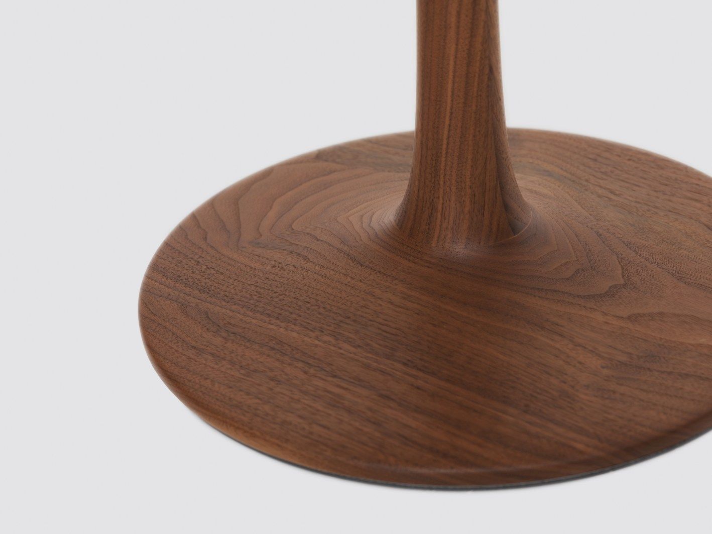 Detailaufnahme des Turntable Couch Beistelltisch Zeitraum Fußes aus massivem Nussbaumholz.