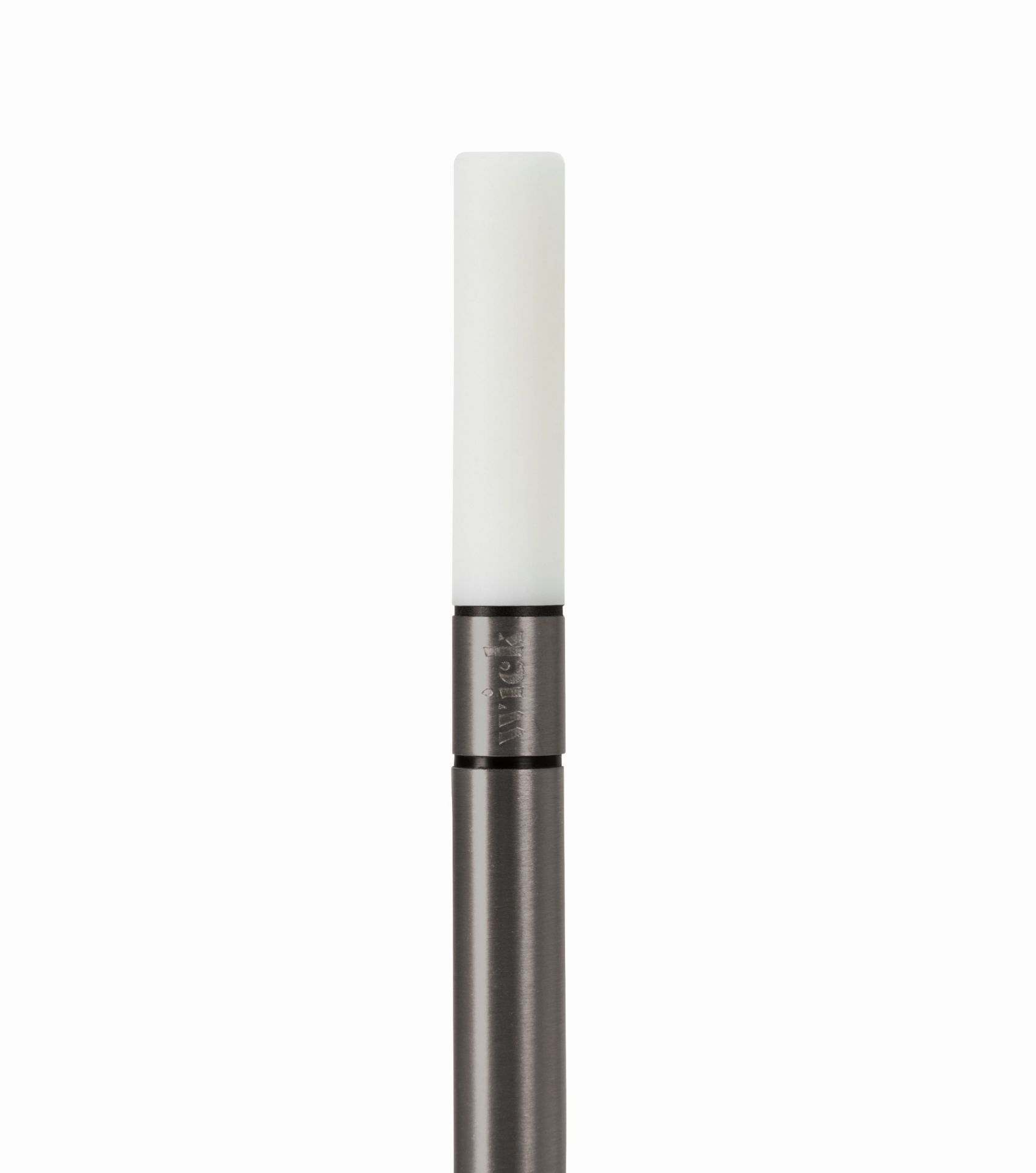 Nahaufnahme der Graypants Wick Akkuleuchte in Graphit, eine moderne Tischleuchte mit USB-Anschluss.