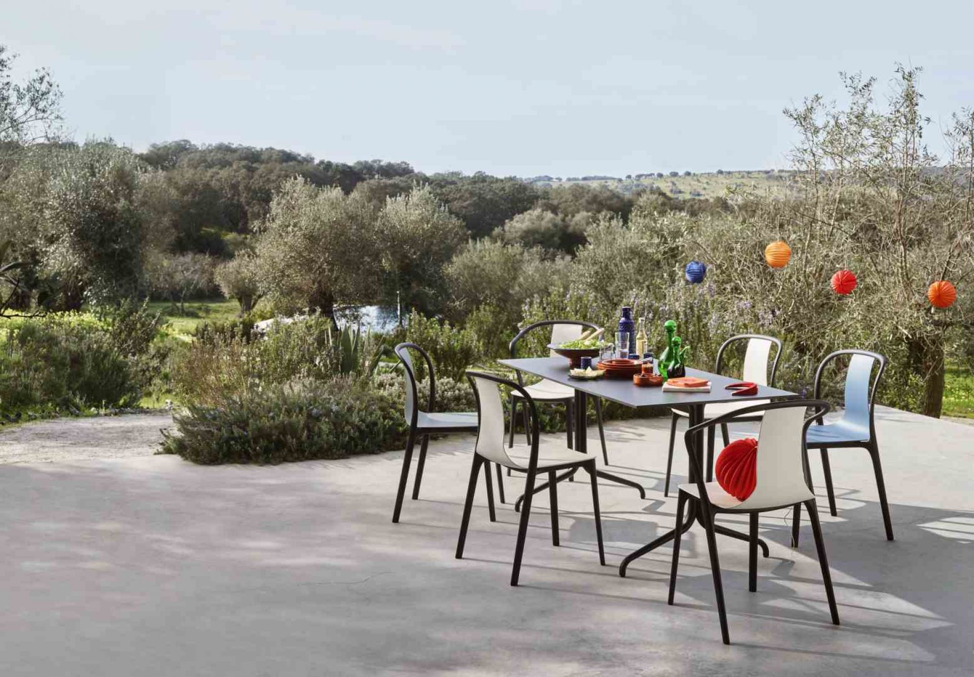 Vitra Belleville Table Esstisch mit Stühlen im Freien, moderner Gartentisch für stilvolle Outdoor-Möbel.
