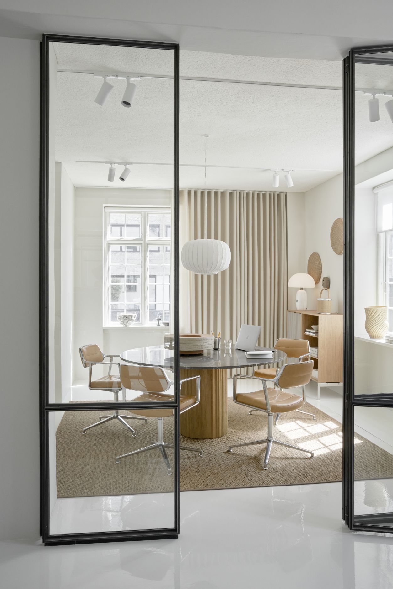 Vipp 453 / Vipp453 Draaistoel DONKERZAND TEXTIEL / GEPOLIJST ALUMINIUM FRAME MET WIELTJES Vipp UNIEK EXEMPLAAR