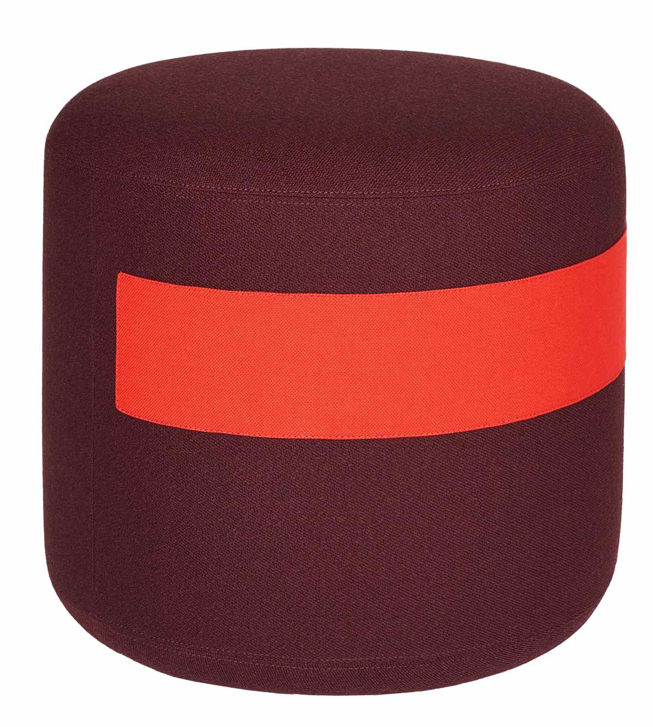 Ayaka Hocker von Schönbuch, bordeauxrot mit orangefarbenem Band, moderner Sitzhocker für Wohnzimmer.