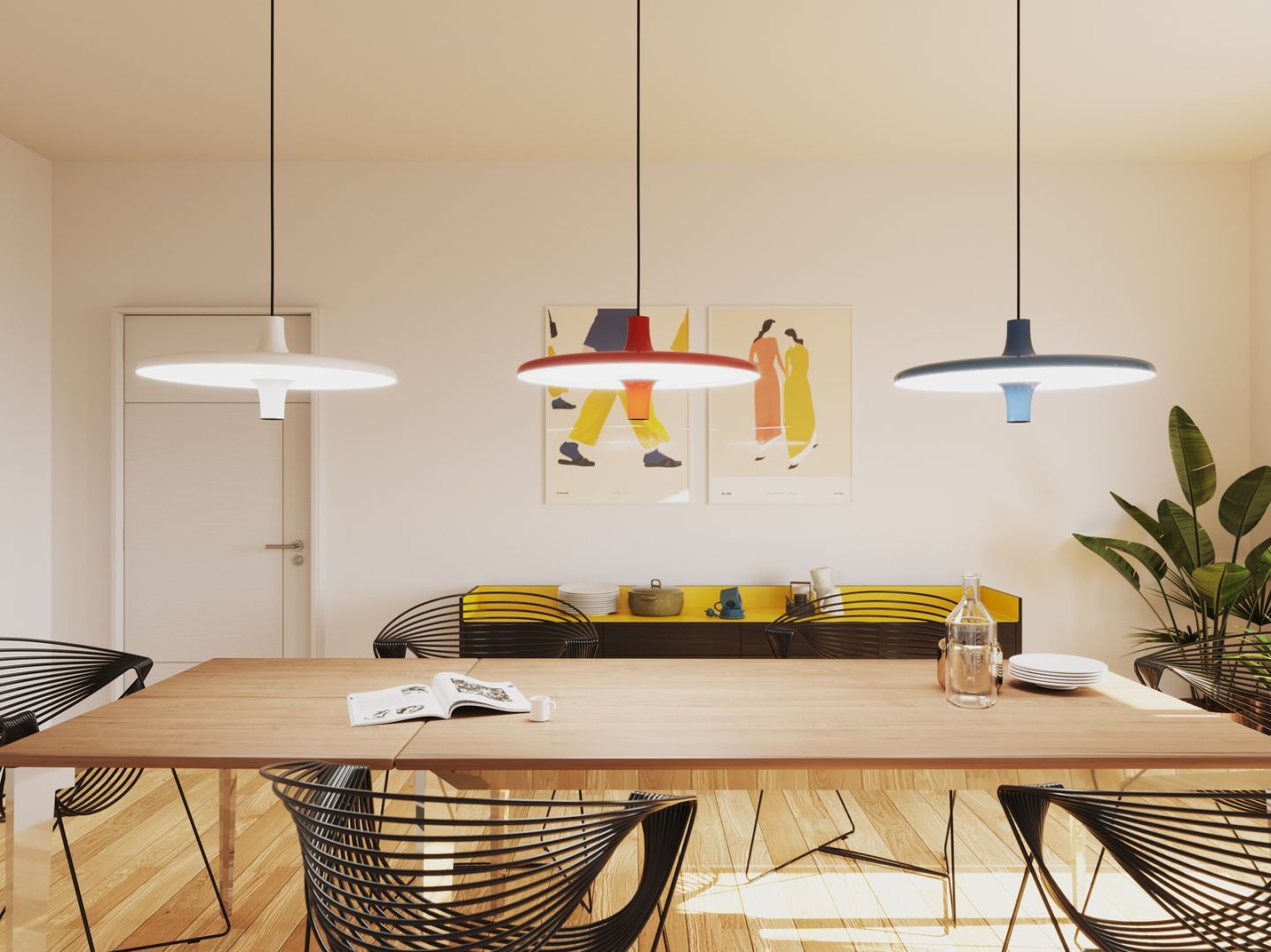 Esszimmer mit drei Avro Hängeleuchten von Martinelli Luce in Weiß, Rot und Blau über einem Holztisch.