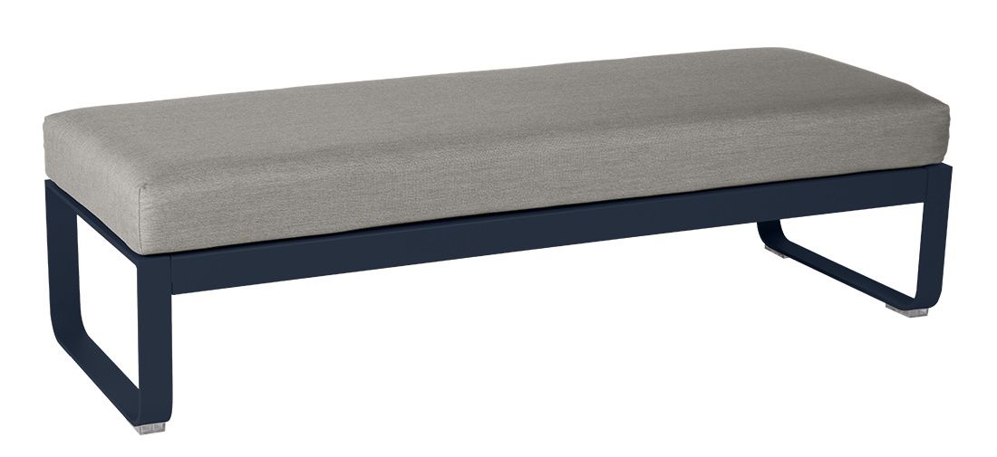Bellevie Polsterhocker für den Außenbereich: Grauer Sitz auf blauem Metallgestell. Outdoor Möbel für zwei Personen.