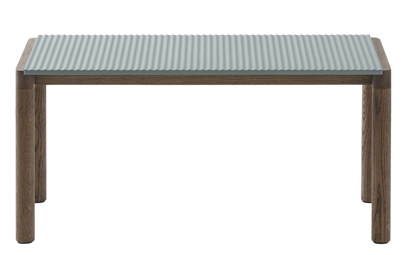 Muuto Couple Coffee Table Couchtisch mit geriffelter, hellgrauer Tischplatte und braunem Holzgestell, Frontansicht.