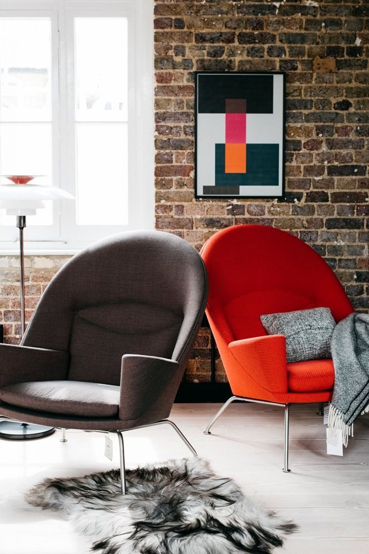 CH468 Oculus Chair Sessel von Carl Hansen & Søn in Grau und Rot im Wohnzimmer.
