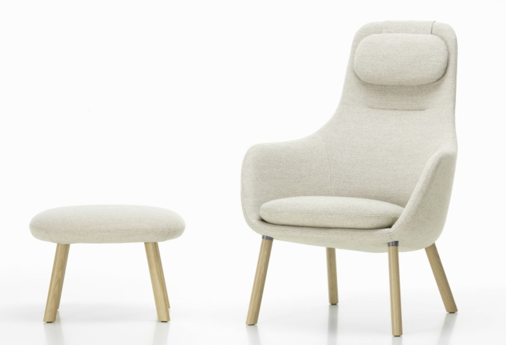 Vitra Hal Lounge Chair Sessel mit Ottoman in hellem Stoffbezug und Holzfüßen, isoliert.