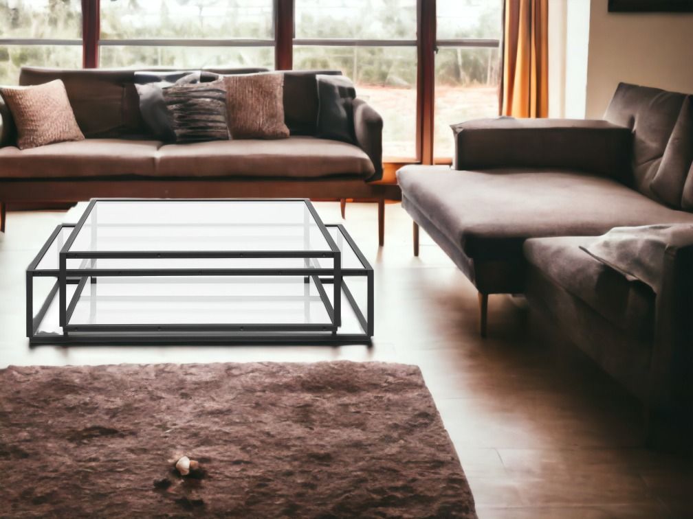 Tangled Square Couchtisch Spectrum: Moderner Wohnzimmer-Couchtisch mit Glasplatte und schwarzem Metallrahmen auf braunem Teppich.