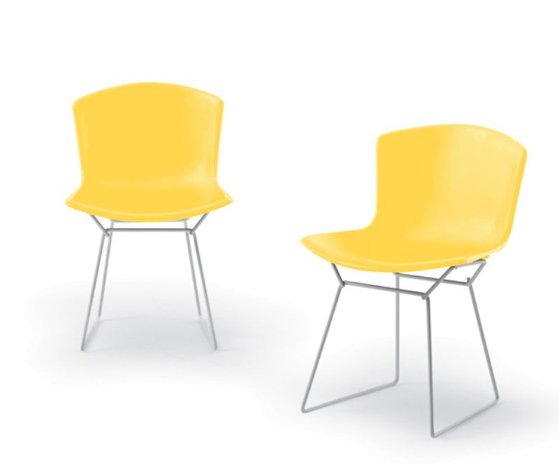 Gelber Bertoia Kunststoff Stuhl von Knoll International mit filigranem Stahlgestell. Moderner Designstuhl.