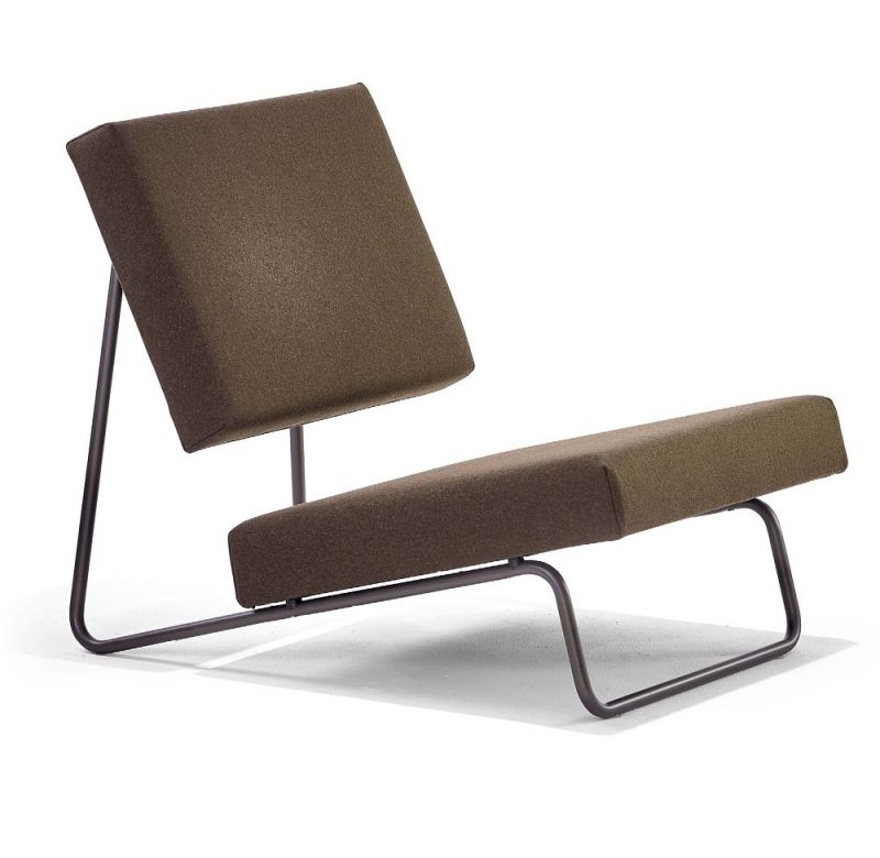 Brauner Hirche Sessel von Richard Lampert: Loungesessel mit Stoffbezug und Metallgestell für entspanntes Sitzen.