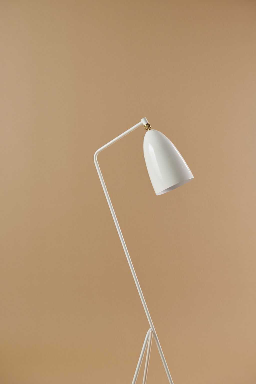 Weiße Gräshoppa Stehleuchte von Gubi, modernes Design mit schwenkbarem Lampenschirm für Wohnzimmer und Büro.