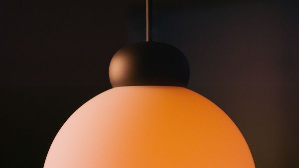 Nahaufnahme der grauen Sun Pendelleuchte, modernes Design für Wohnzimmer und Esszimmer.