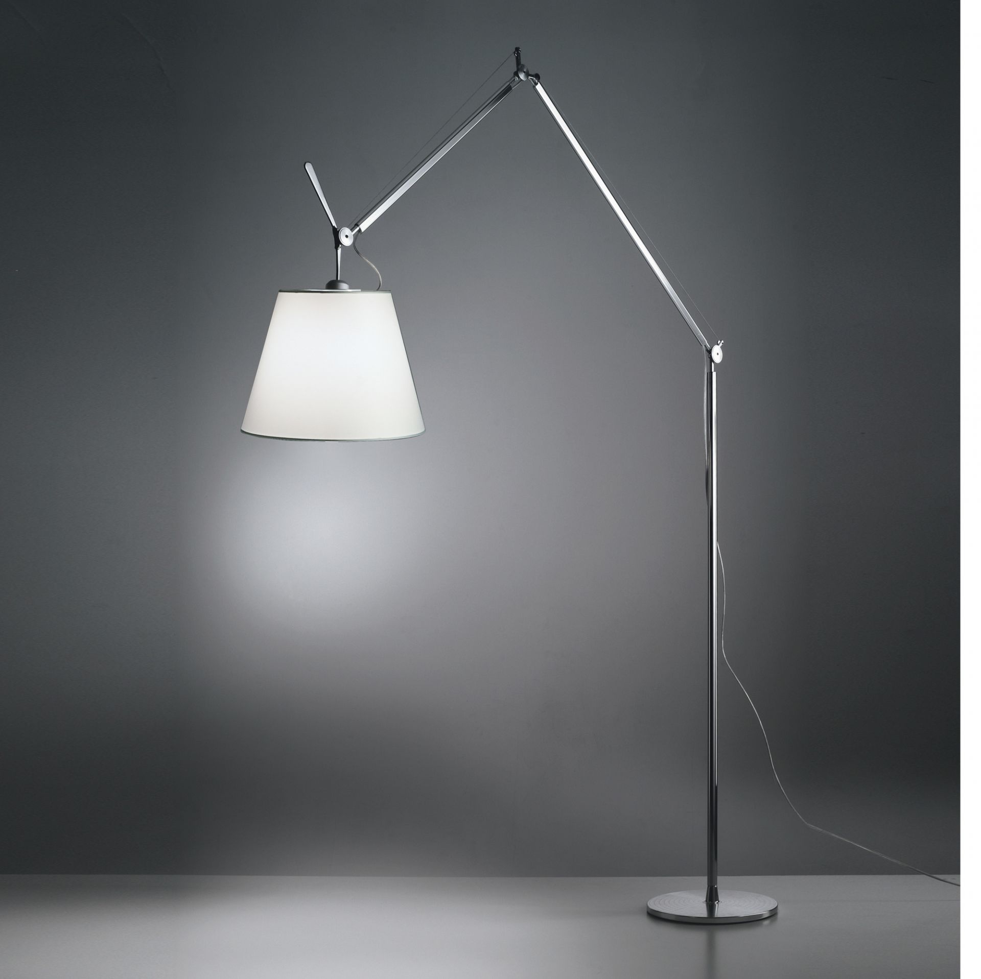 Tolomeo Stehleuchte mit Dimmer von Artemide: Verstellbare LED-Stehlampe mit weißem Lampenschirm.