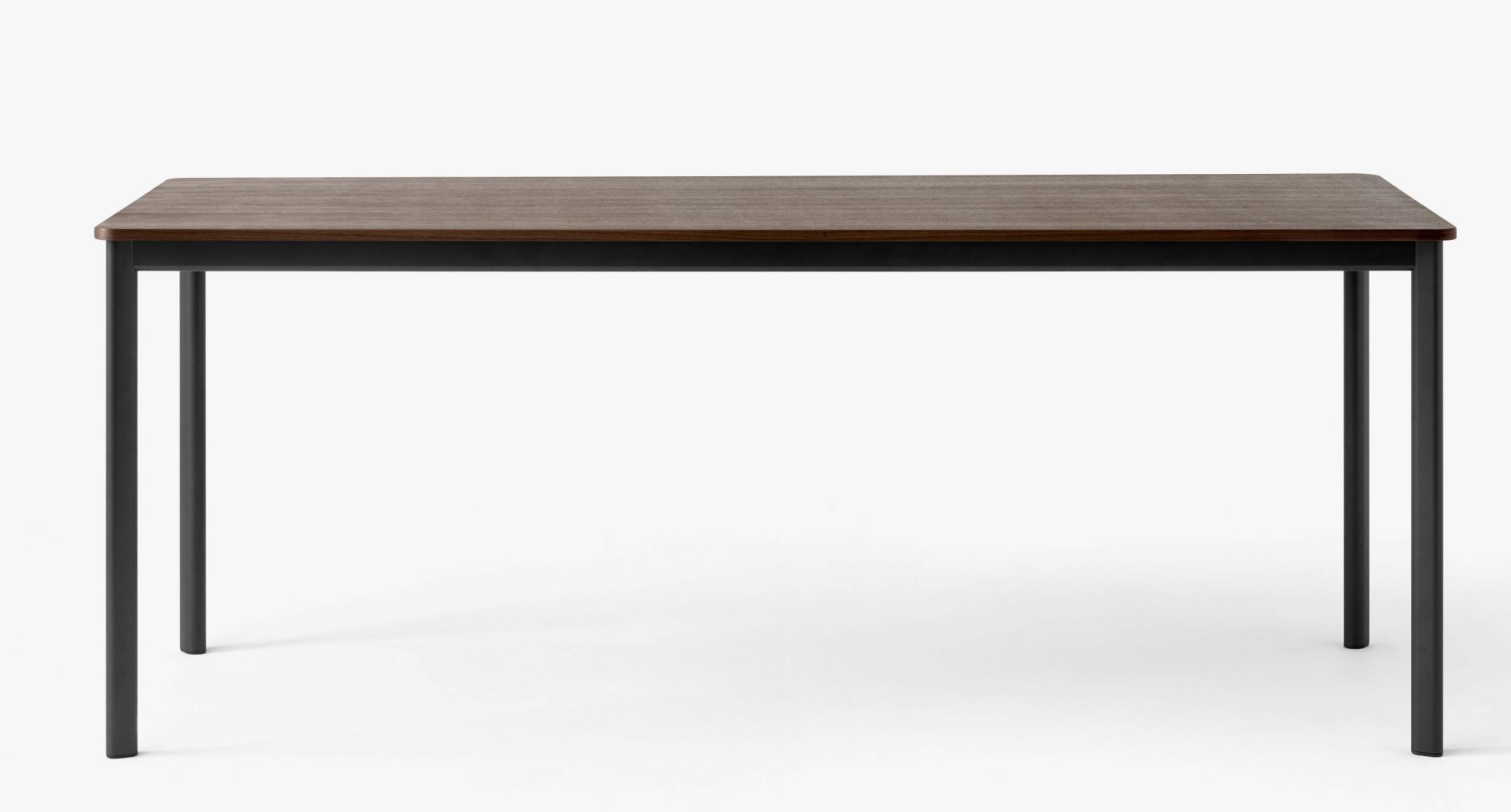 AndTradition Drip Table HW58 mit dunkler Holzplatte und schwarzem Metallgestell für Esszimmer oder Büro.