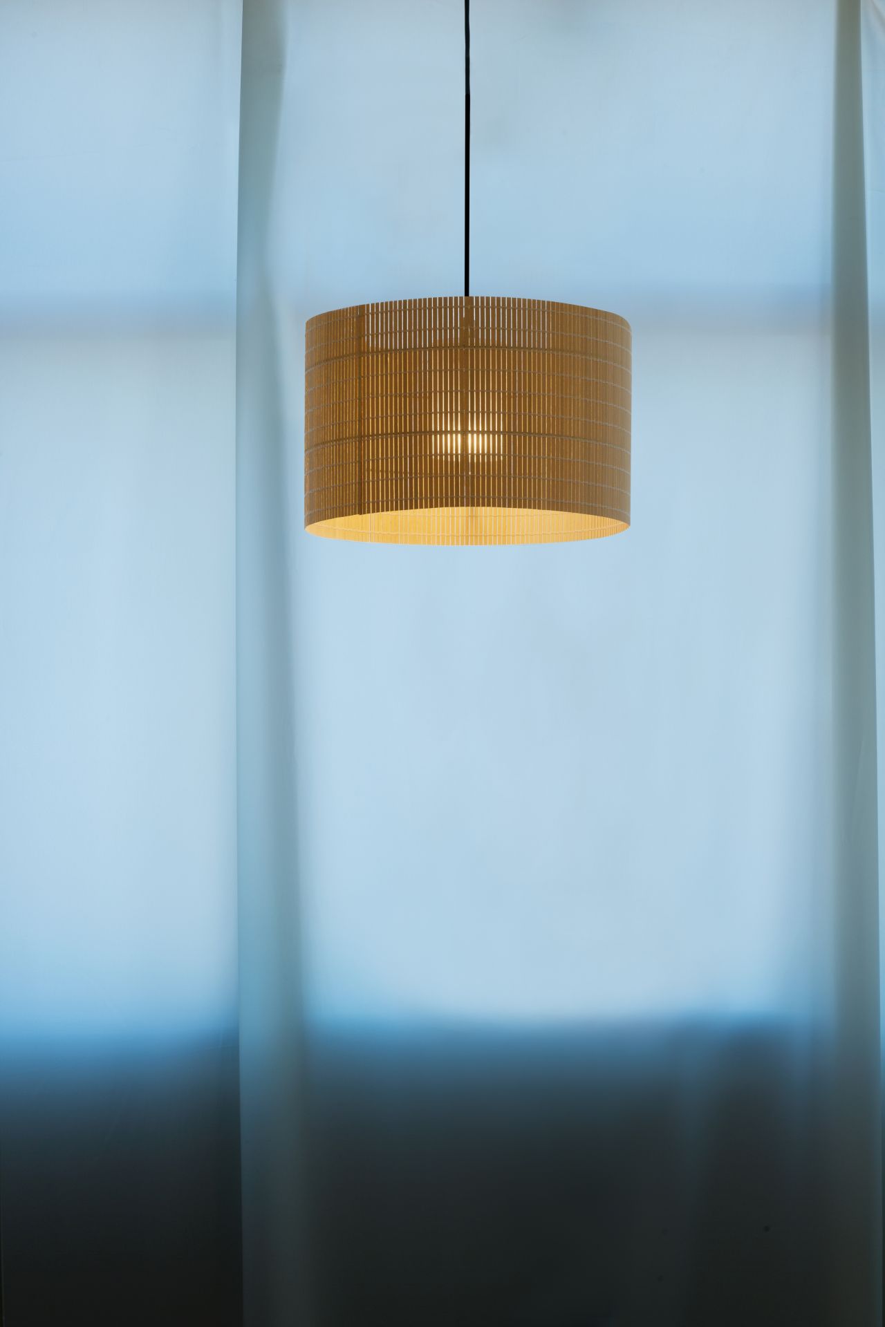 Nagoya Pendelleuchte von Santa & Cole: Runde Hängelampe aus Holzlamellen, modernes Design.