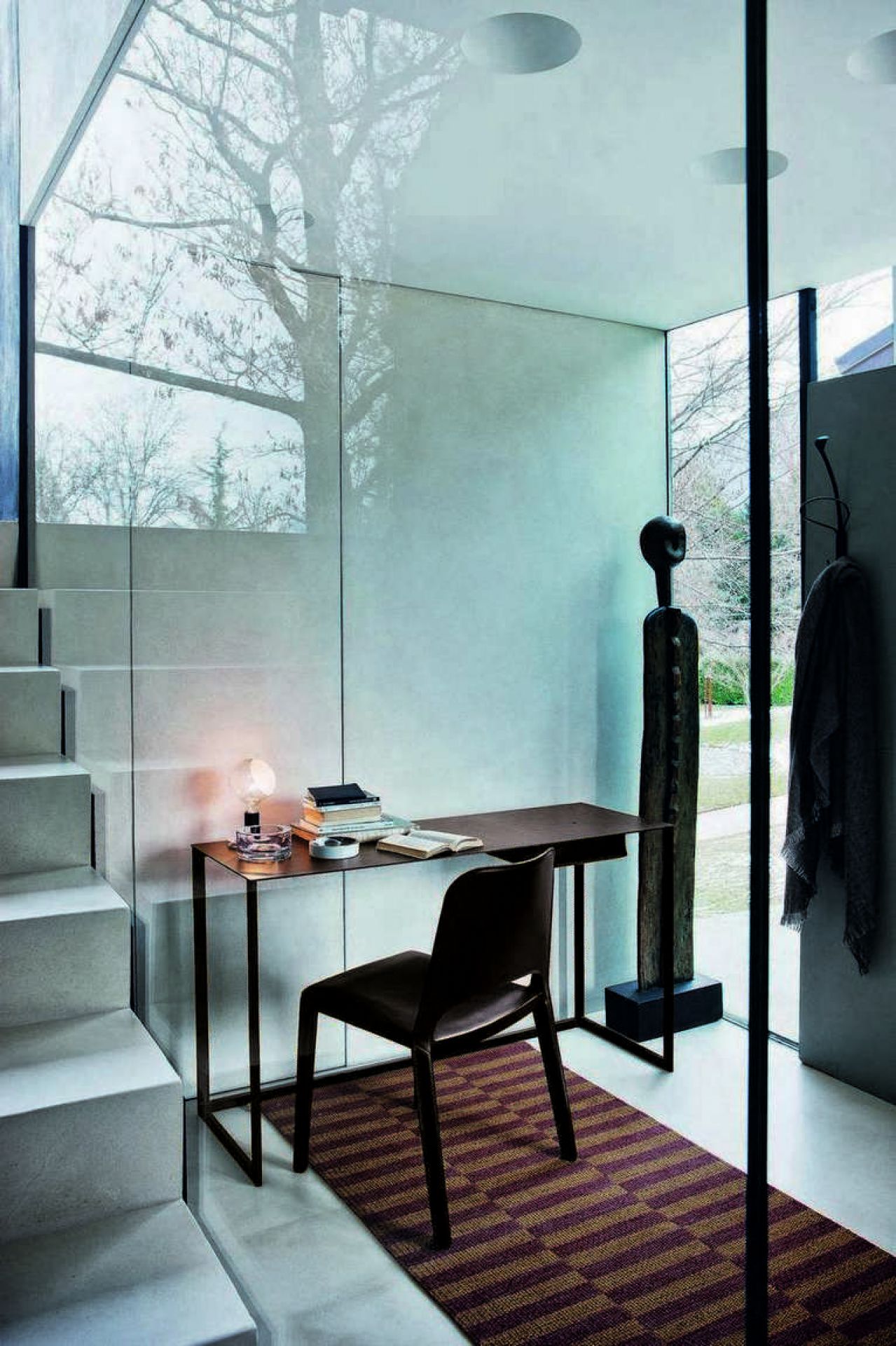 Moderner Calamo Schreibtisch von Zanotta in minimalistischem Büroambiente mit Stuhl, Lampe und Dekoration.