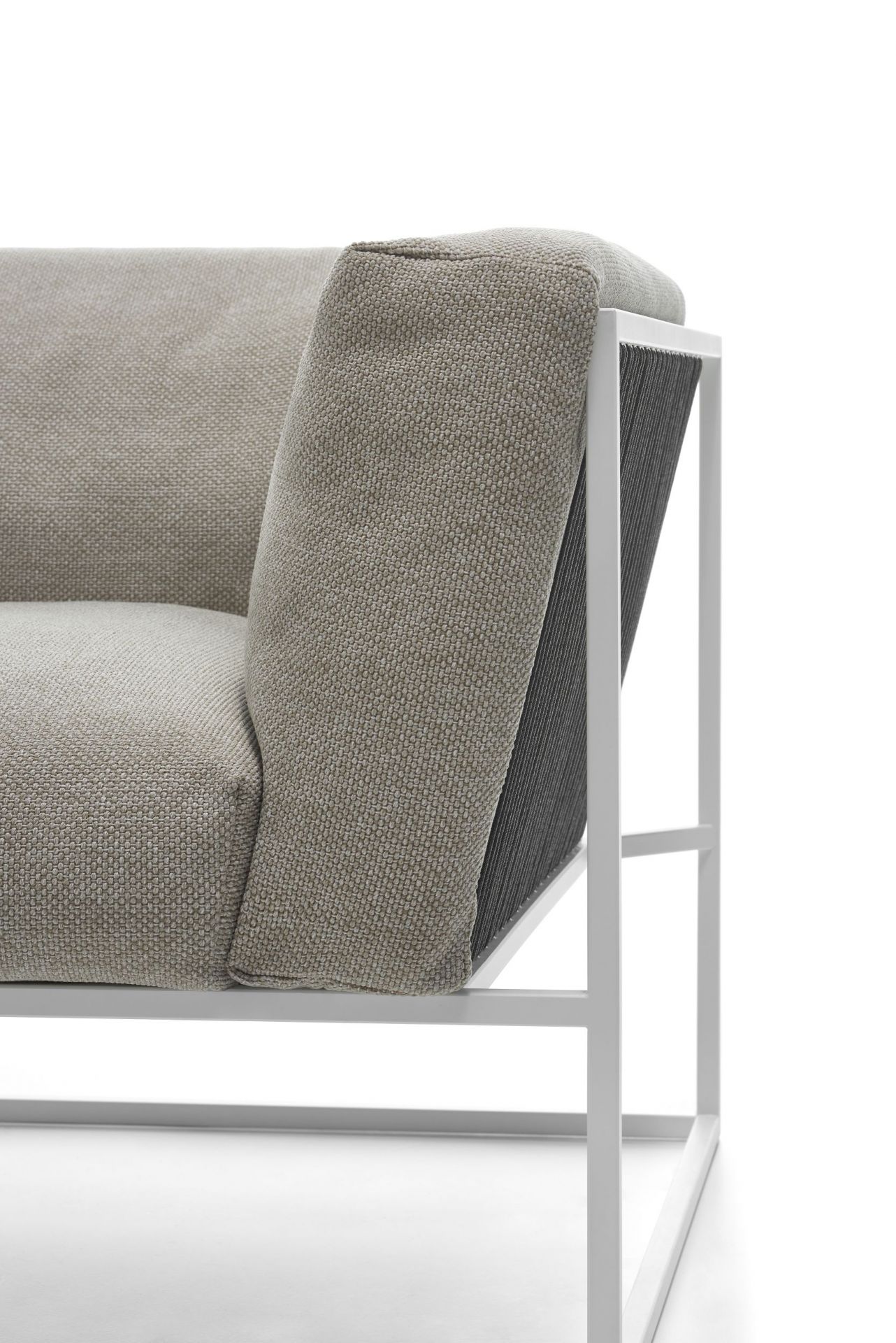 Detailaufnahme des Arpa Outdoor Sofas von MDF Italia mit hellgrauem Stoffbezug und weißem Rahmen.