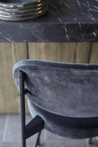 Detailaufnahme des Series 430 Barhockers von Verpan in Schwarz mit Samtbezug und minimalistischem Design.