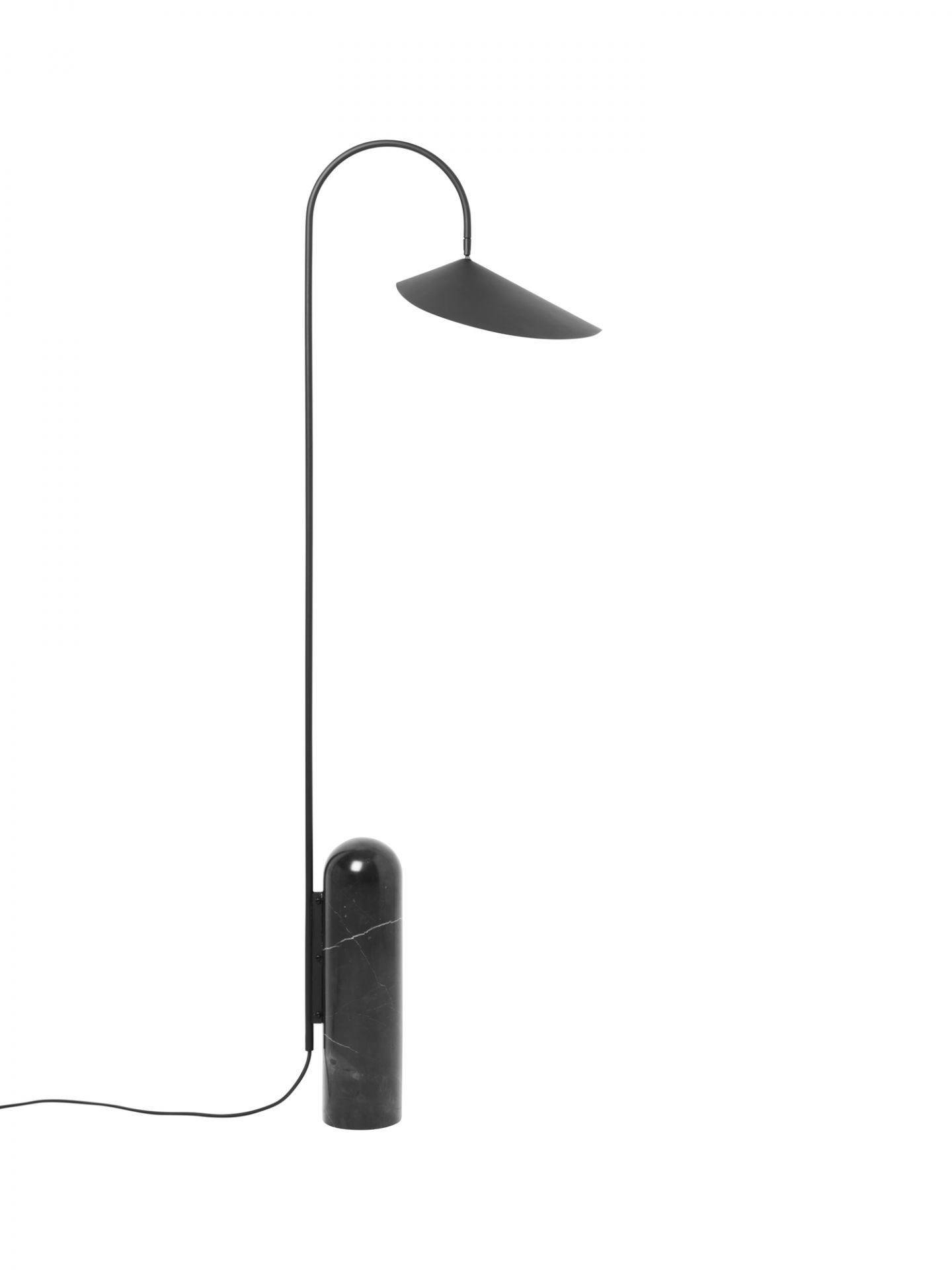 Arum Stehleuchte von Ferm Living: Schwarze Stehlampe mit Marmorfuß und konischem Lampenschirm.