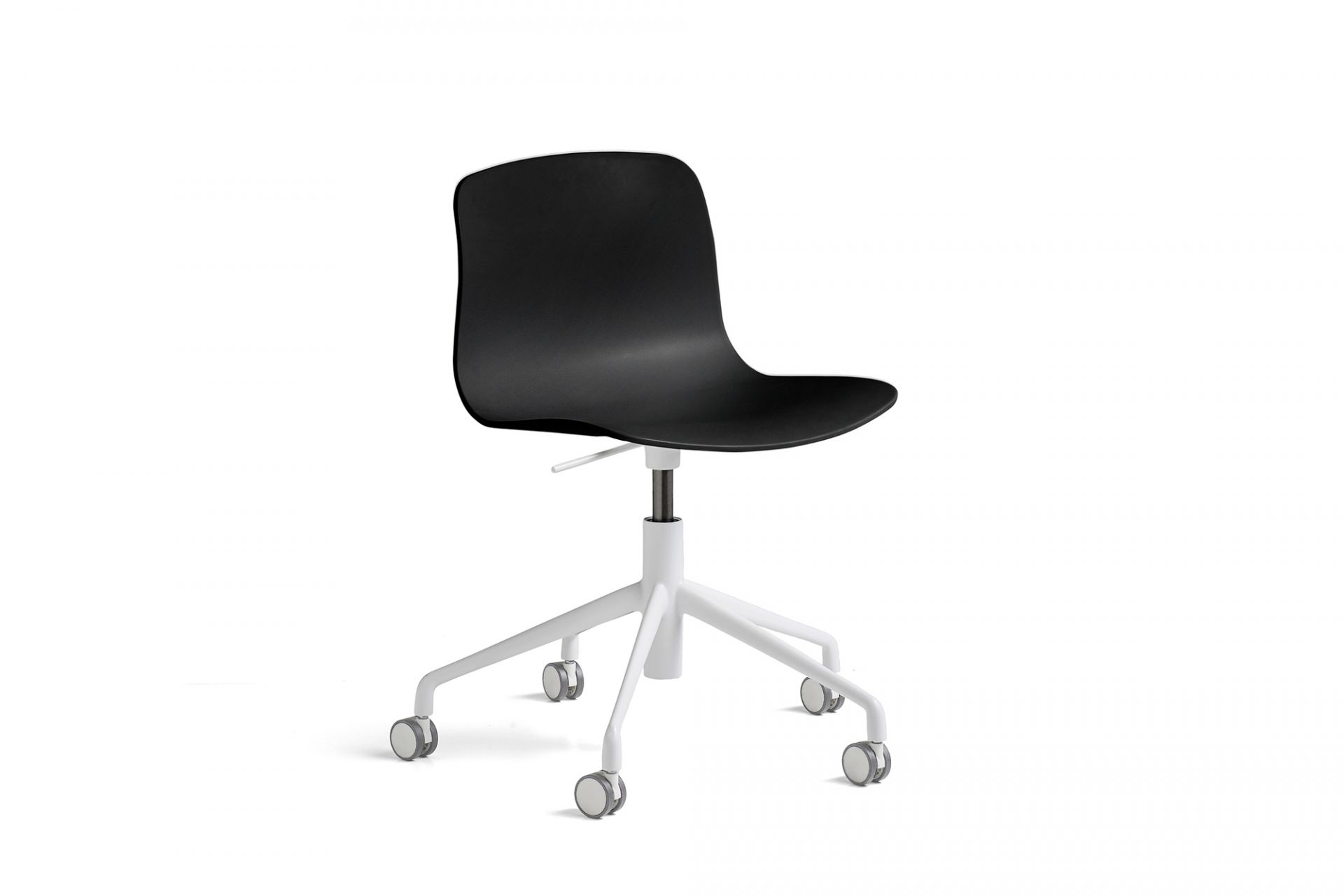 Schwarzer About a Chair AAC 50 Drehstuhl von Hay mit weißem Fußkreuz und Rollen.