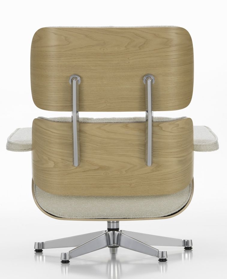 Rückansicht des Eames Lounge Chair Sessels von Vitra mit hellem Holz und Stoffbezug.