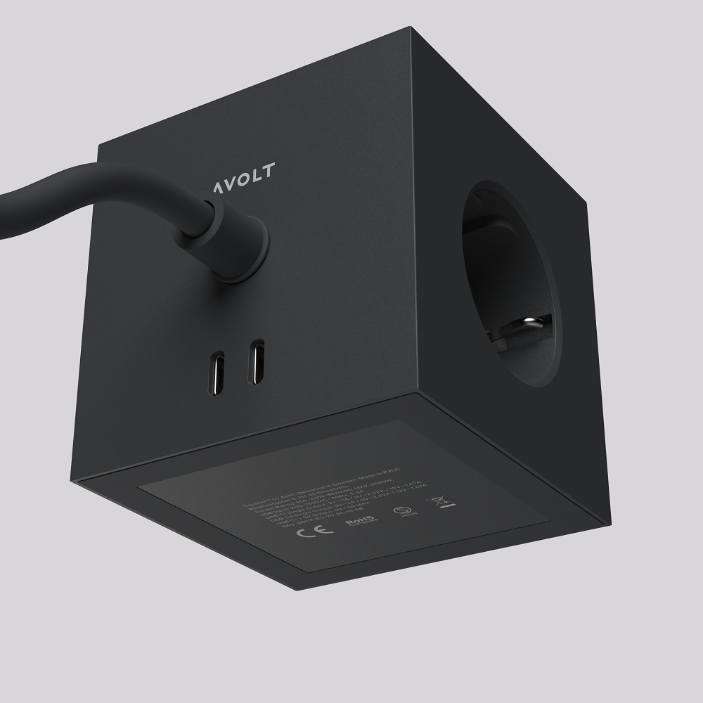 Schwarzer Avolt Square 1 Steckdosenwürfel mit USB-C Anschlüssen und Schuko-Steckdose für den flexiblen Einsatz.